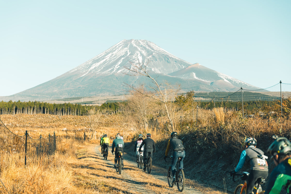 富士グラベルエクストラ — 富士山を望むグラベルを走る参加者
