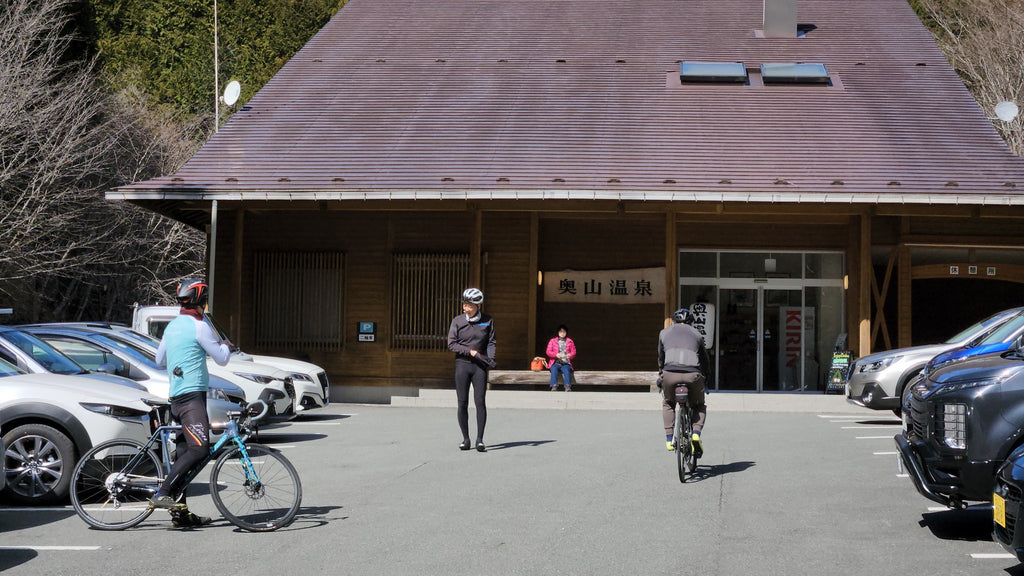 奥山温泉の建物前に到着したサイクリスト